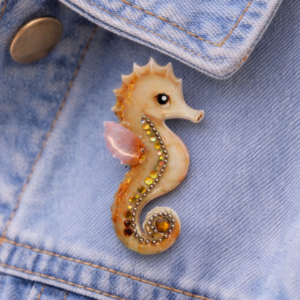 pin’s Hippocampe Beige Symbole