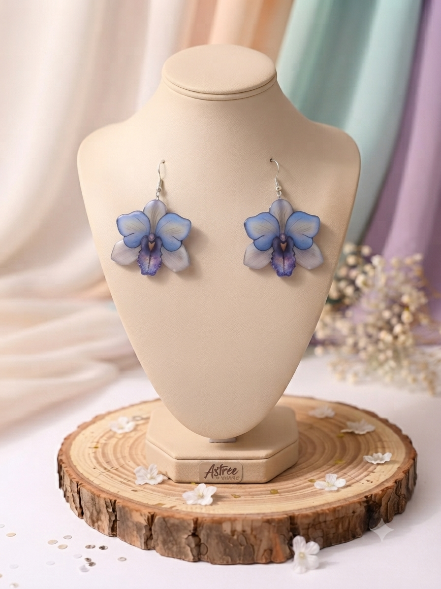 Laissez-vous séduire par ce collier en forme d'orchidée, une création artisanale réalisée à partir de l'un de mes dessins originaux. Chaque fleur est coulée en résine puis décorée de délicates paillettes et de quelques strass pour apporter une touche d'éclat tout en restant élégante. Caractéristiques : 🌸 Dessin original créé par Astrée Shines ✨ Réalisé en résine avec strass et paillettes 🔗 Chaîne en acier inoxydable de 45 cm 📏 Dimensions du pendentif : environ 5 cm de largeur × 4,6 cm de hauteur 🖐️ Fabrication artisanale en France Chaque création est réalisée à la main. De légères variations peuvent apparaître, rendant chaque collier unique.
